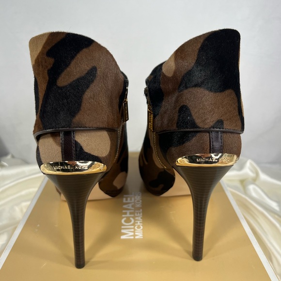 $513 NEW Size 11 SET - Michael Kors REAL Hair Calf Camo Bootie & Camo Clutch - Picture 6 of 17